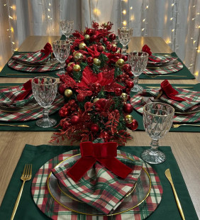 Classic Plaid Christmas Dinner Table Decoration